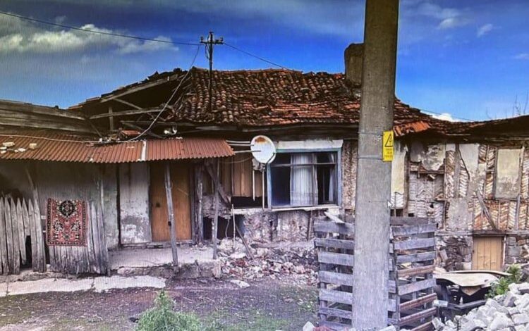 Gölcük’te riskli yapılar birer birer yıkılıyor