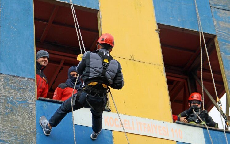 Kocaeli İtfaiyesi tam bir meslek okulu gibi… Kocaeli İtfaiyesi tam bir meslek okulu gibi…