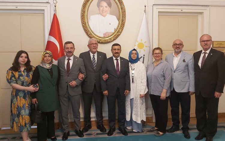 Bursa’nın İYİ Partili vekilleri kayıt yaptırıp rozetlerini taktı Bursa’nın İYİ Partili vekilleri kayıt yaptırıp rozetlerini taktı