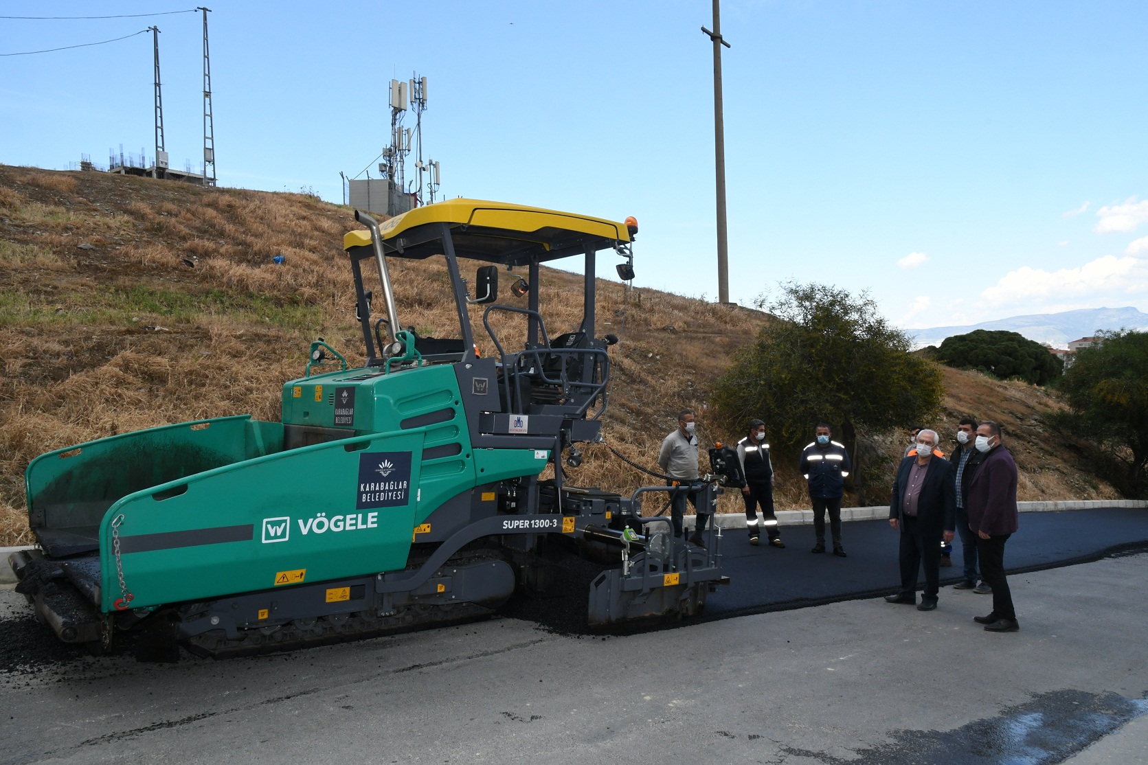 İzmir Karabağlar’da asfalt son teknoloji araçlarla seriliyor