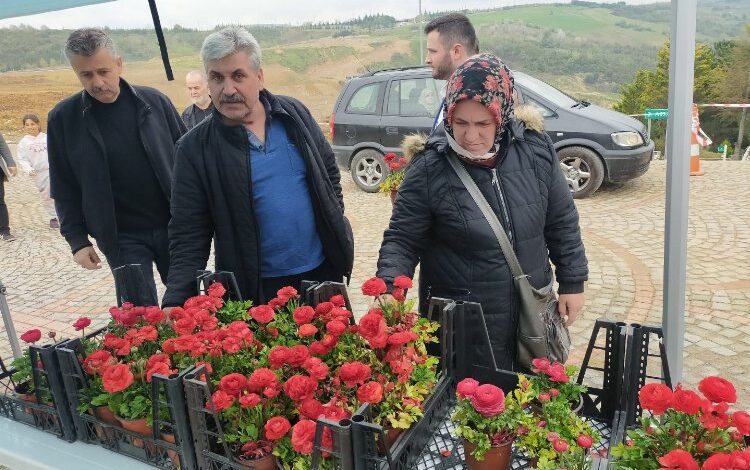 Kocaeli’den mezarlıklarda çiçek dağıtımı Kocaeli’den mezarlıklarda çiçek dağıtımı