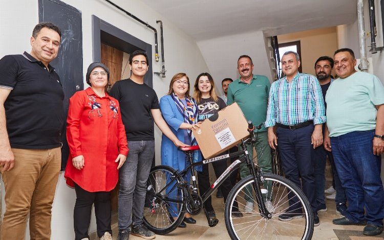 Başkan Şahin’den LGS Türkiye birincisine ziyaret Başkan Şahin’den LGS Türkiye birincisine ziyaret