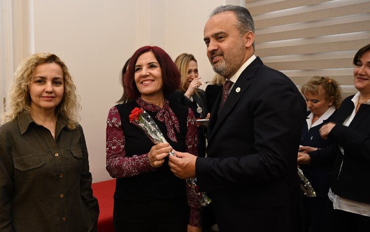 Bursa’da hemşirelere karanfilli kutlama Bursa’da hemşirelere karanfilli kutlama