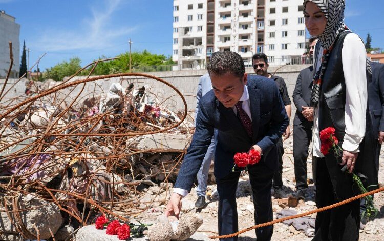 Babacan’dan Ebrar Sitesi enkazına karanfil Babacan’dan Ebrar Sitesi enkazına karanfil