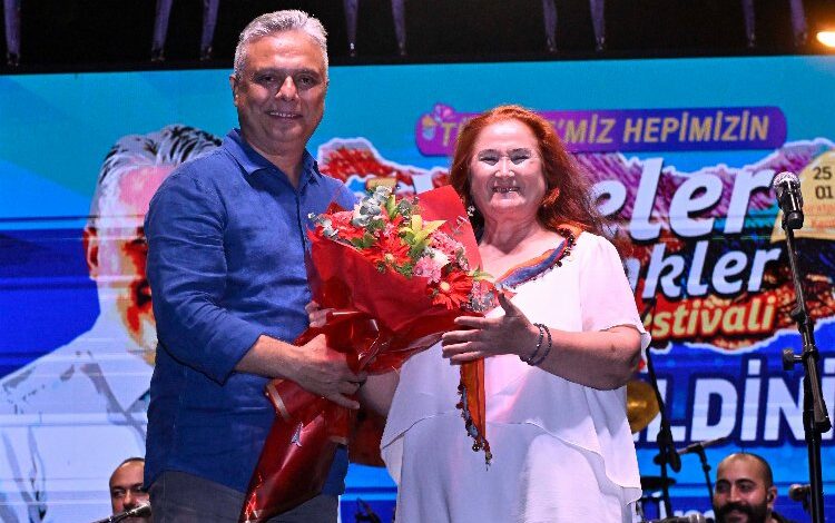 Türküler Neşet Ertaş için söylendi Türküler Neşet Ertaş için söylendi