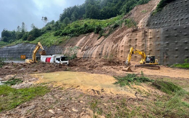 Kapanan otoyolda çalışmalar sürüyor Kapanan otoyolda çalışmalar sürüyor