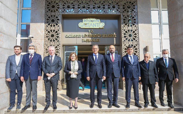 Bakan Özer’den Gaziantep Büyükşehir’e ziyaret Bakan Özer’den Gaziantep Büyükşehir’e ziyaret
