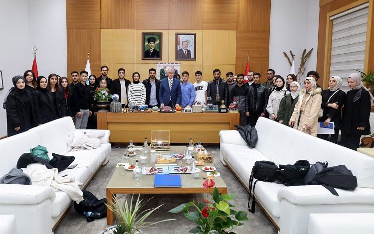 Başkan Yüce, siyaset öğrencileriyle buluştu