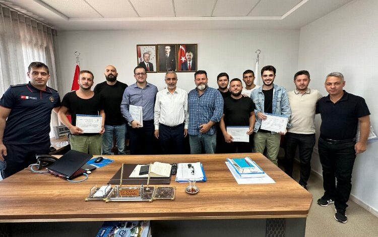 Kocaeli İtfaiyesi, afetlere karşı gönüllüleri eğitiyor Kocaeli İtfaiyesi, afetlere karşı gönüllüleri eğitiyor