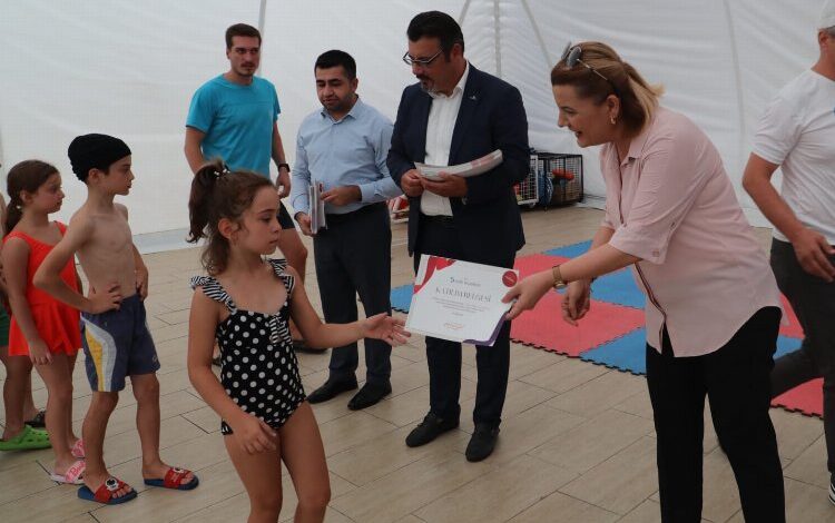 İzmit’in minik yüzücüleri sertifikalandı İzmit’in minik yüzücüleri sertifikalandı