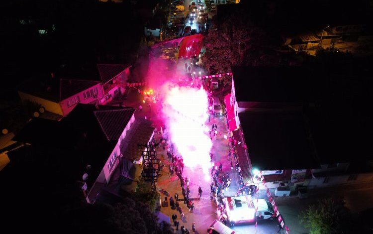 Kavaklıdereliler meşalelerle geceyi aydınlattı Kavaklıdereliler meşalelerle geceyi aydınlattı