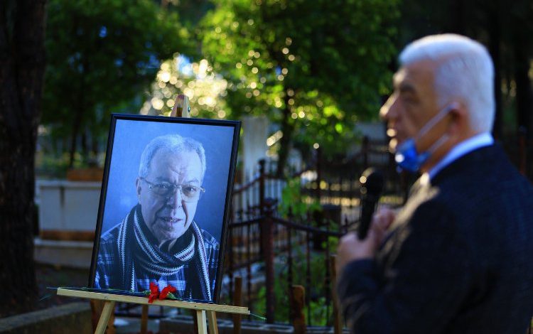 Şadan Hoca mezarı başında anıldı Şadan Hoca mezarı başında anıldı