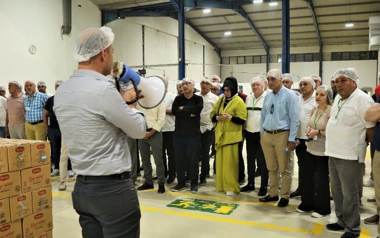 Ana bayilerine üretim tesislerini gezdirdi Ana bayilerine üretim tesislerini gezdirdi