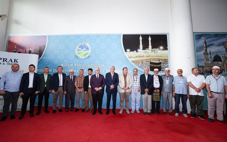 Hacı adayları kutsal topraklara uğurlandı Hacı adayları kutsal topraklara uğurlandı