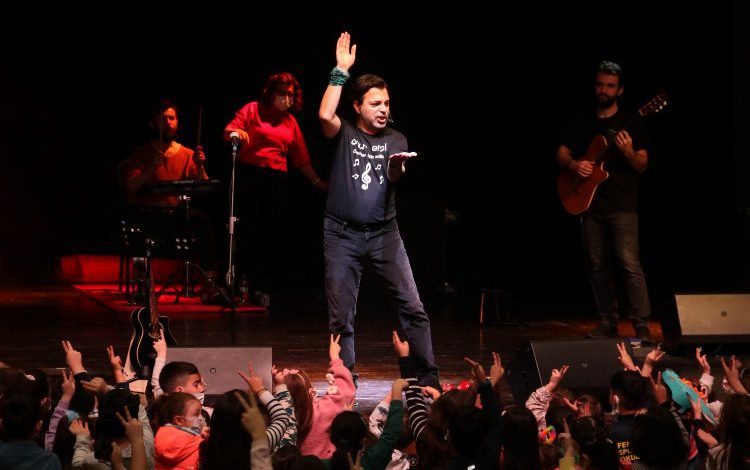 Kocaeli’de çocuklar Onur Erol ile coştu Kocaeli’de çocuklar Onur Erol ile coştu