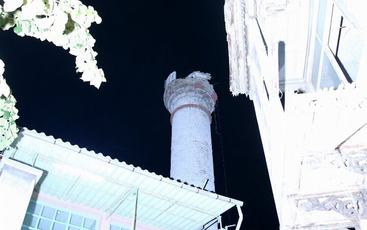 İzmir Buca’da 4,9 büyüklüğünde deprem… Konak’ta cami minaresi yıkıldı!