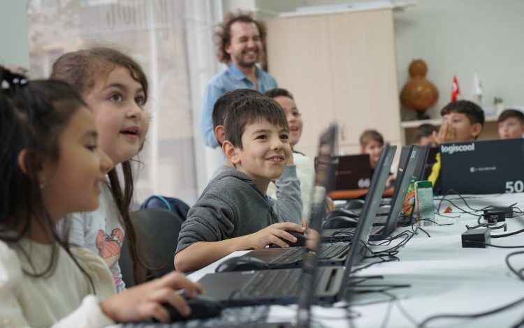 Minik eller geleceği kodluyor