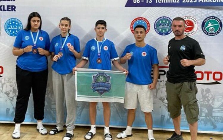 Kick boksçulardan Çayırova’ya üç madalya Kick boksçulardan Çayırova’ya üç madalya