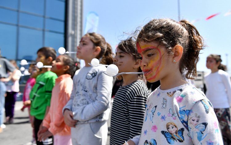 Depremzede çocuklar etkinliklerle eğleniyor