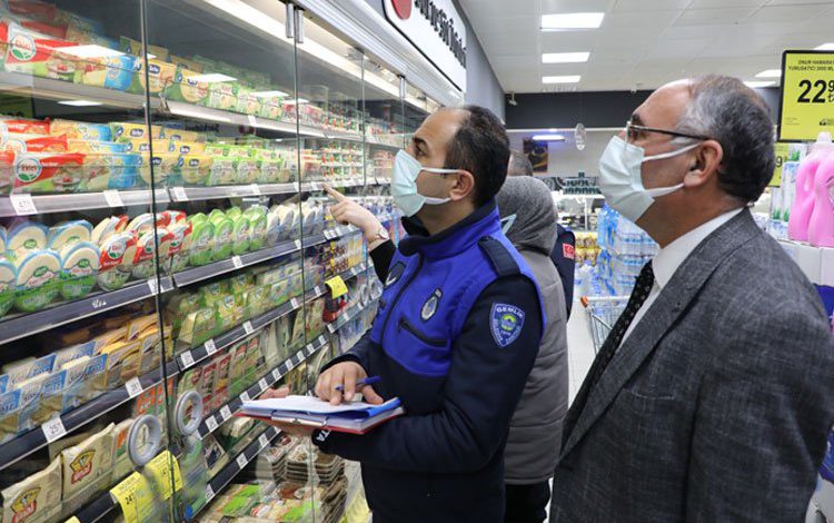 Bursa’da Gemlik zabıtası fiyatları karşılaştırıyor