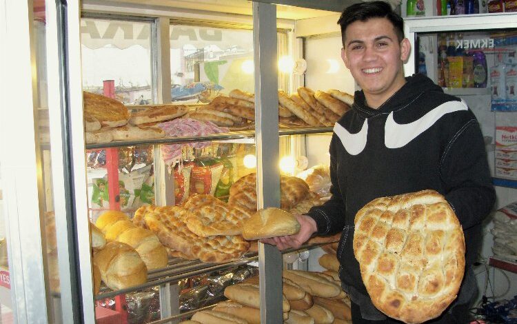 Bursa Yenişehir’deki bu bakkalda pideler bedava