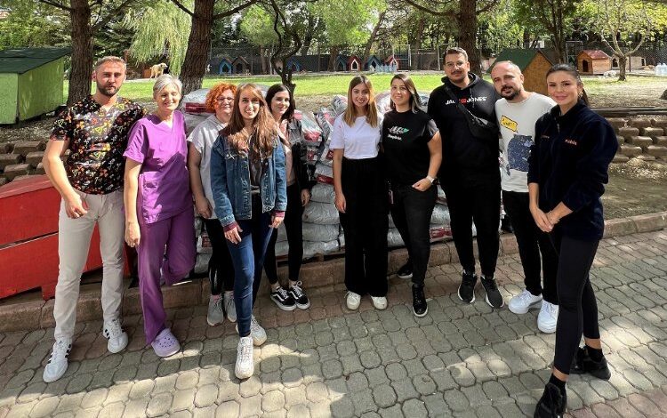 Silivri’de patili dostlara 1 ton mama bağışı