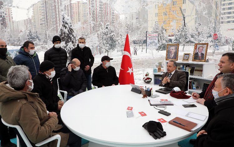 Kar ve soğuğa rağmen Başkan Yalçın ‘Şeffaf Oda’da Kar ve soğuğa rağmen Başkan Yalçın ‘Şeffaf Oda’da