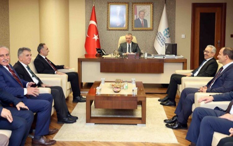 Tahir Büyükakın’dan öğretmenlere övgü Tahir Büyükakın’dan öğretmenlere övgü