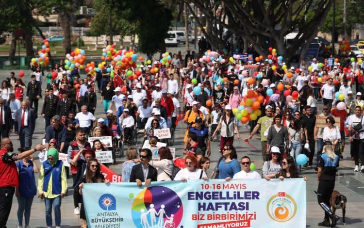 Antalya caddelerinde ENFEST coşkusu
