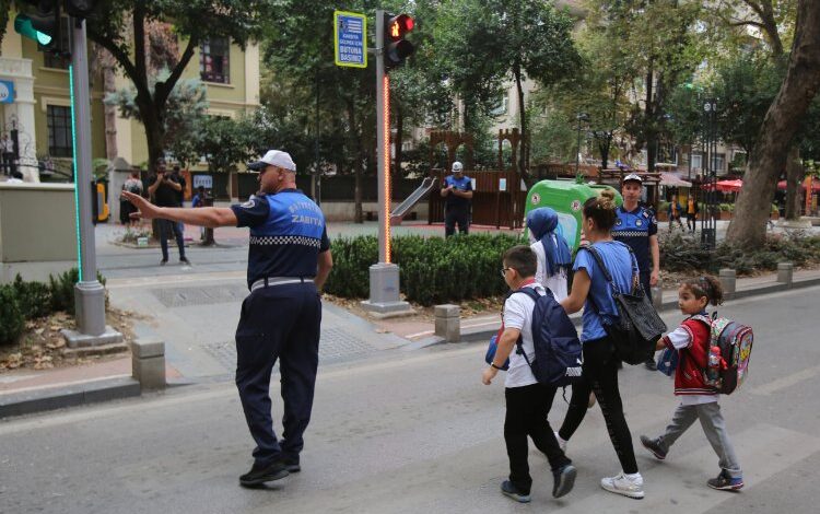 Kocaeli’de okulların ilk gününde Zabıta görev başında Kocaeli’de okulların ilk gününde Zabıta görev başında