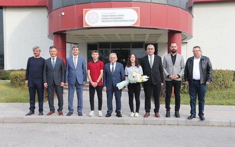 Memduh Büyükkılıç lise öğrencileriyle tecrübelerini paylaştı Memduh Büyükkılıç lise öğrencileriyle tecrübelerini paylaştı