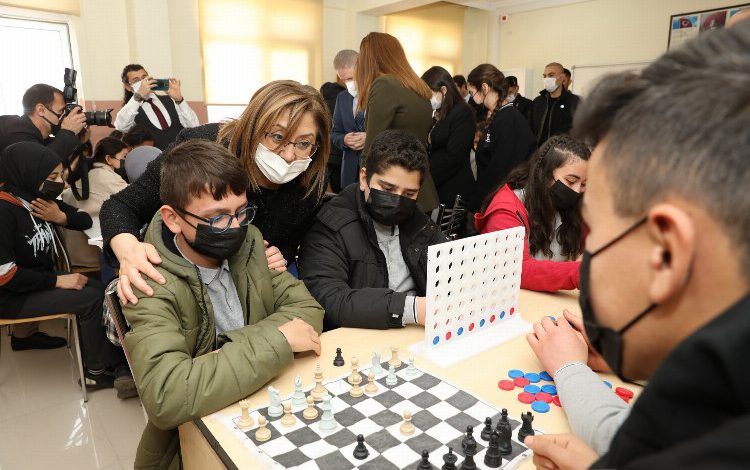 Gaziantep’te 10 bin öğrenciye deprem eğitimi ve acil durum çantası Gaziantep’te 10 bin öğrenciye deprem eğitimi ve acil durum çantası