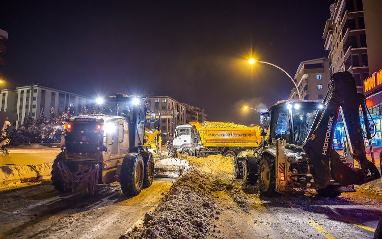 Malatya Mıhlıdut ve Fahri Kayahan Caddelerinde kar küreme çalışması