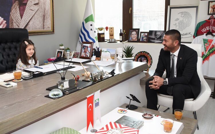 Küçük Neva Foça Belediye Başkanı oldu Küçük Neva Foça Belediye Başkanı oldu