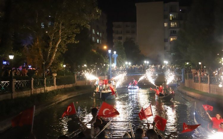 Fener alayı coşkusu geceyi aydınlattı