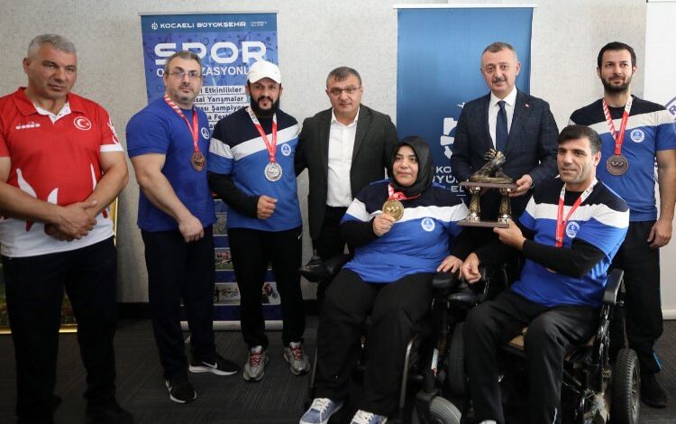 Kocaeli’de Başkan Büyükakın, şampiyon sporcularla buluştu Kocaeli’de Başkan Büyükakın, şampiyon sporcularla buluştu
