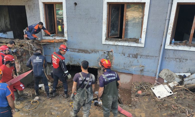 İBB sel bölgesinde mesai harcıyor