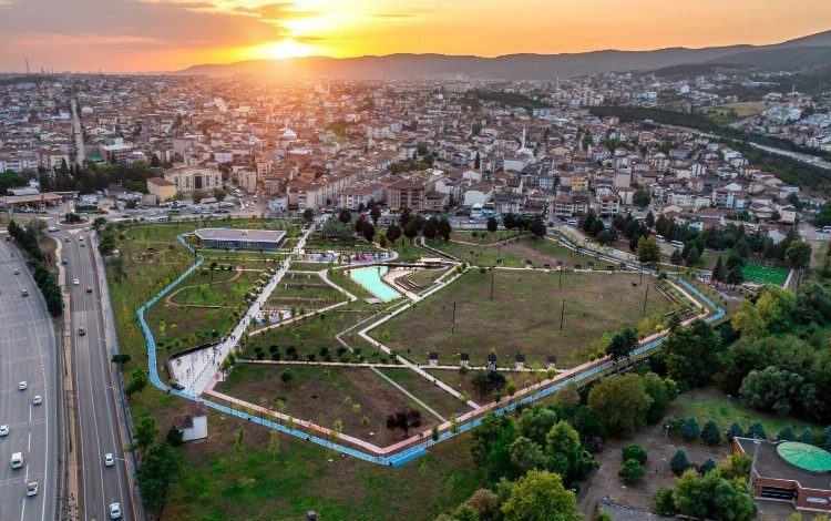 Derince Millet Bahçesi’nde temizlik çalışması Derince Millet Bahçesi’nde temizlik çalışması