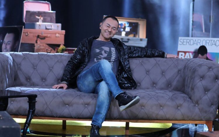 Serdar Ortaç’tan zamana ‘akustik’ yolculuk Serdar Ortaç’tan zamana ‘akustik’ yolculuk