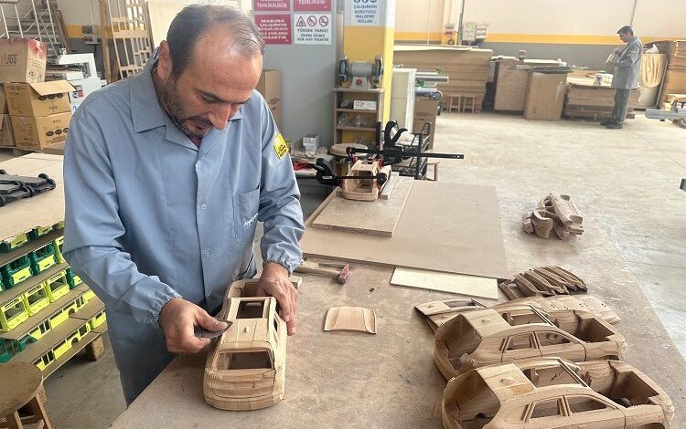 KOMEK Togg’un ahşap oyuncağını üretiyor