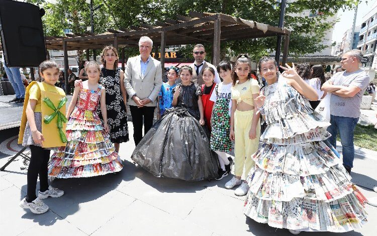 Narlıdereli çocuklardan geri dönüşüm defilesi Narlıdereli çocuklardan geri dönüşüm defilesi