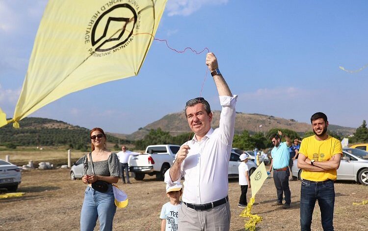 Bergama UNESCO’ya girişinin 9. yılını uçurtmalarla kutladı Bergama UNESCO’ya girişinin 9. yılını uçurtmalarla kutladı