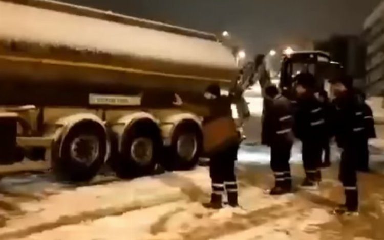 Kocaeli İzmit Belediyesi, yolda kalan tırın imdadına yetişti