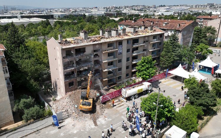Bursa 1050 Konutlar’da dönüşüm ‘resmen’ başladı Bursa 1050 Konutlar’da dönüşüm ‘resmen’ başladı