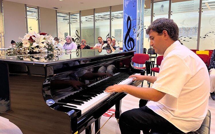 Otizmli Taylan yeteneğiyle büyülüyor