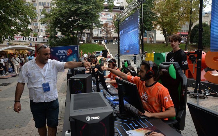 Zafer coşkusunu ‘sanal savaşla’ yaşadılar