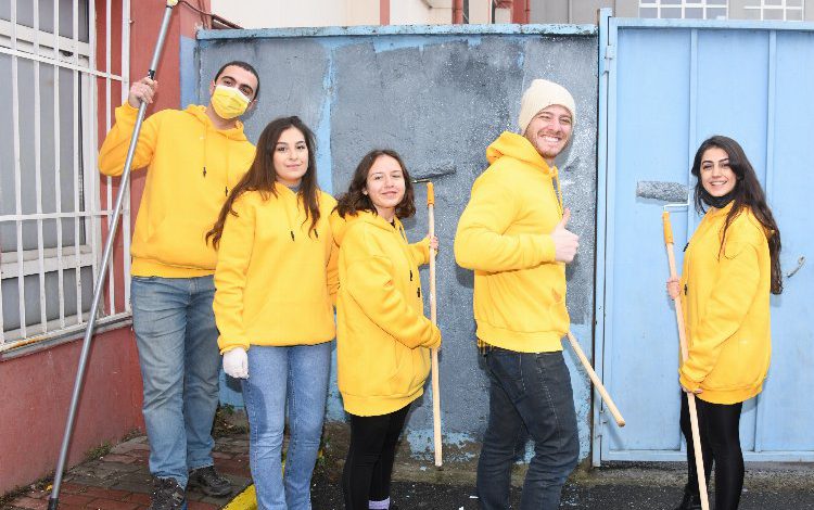 Kerem Bürsin okulları renklendiriyor Kerem Bürsin okulları renklendiriyor