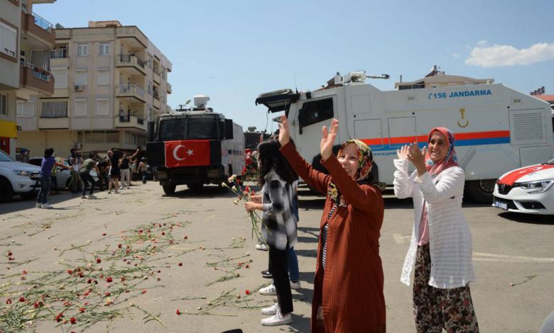 TOMA’lar çiçek ve alkışlarla uğurlandı TOMA’lar çiçek ve alkışlarla uğurlandı