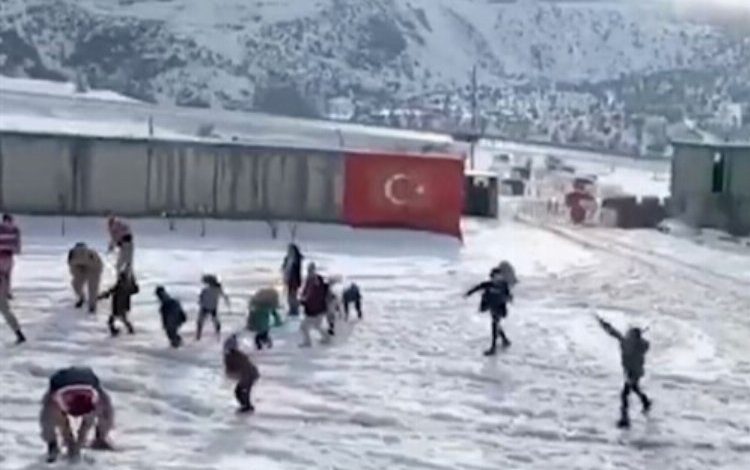 Bitlis’te Jandarma personeli çocuklarla kar topu oynadı