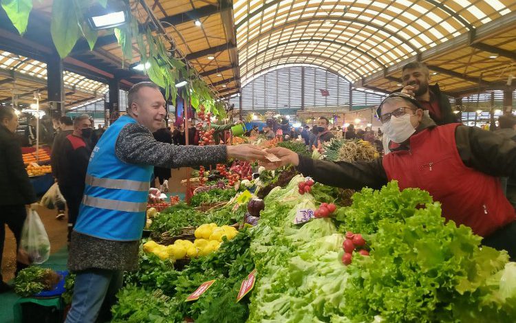 Bursa’da Memleket Partililer pazarda nabız yokladı Bursa’da Memleket Partililer pazarda nabız yokladı